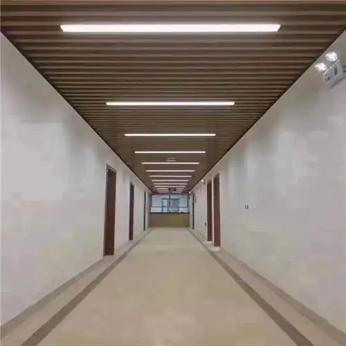 学校走道木纹铝方通长条形铝格栅吊顶材料供应厂家