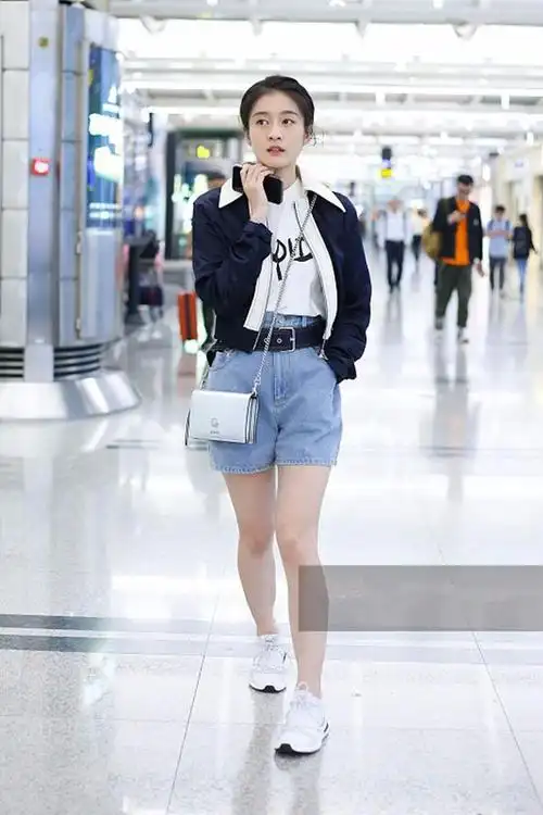新泡沫之夏女主张雪迎现身机场穿夹克配牛仔短裤帅气秀长腿