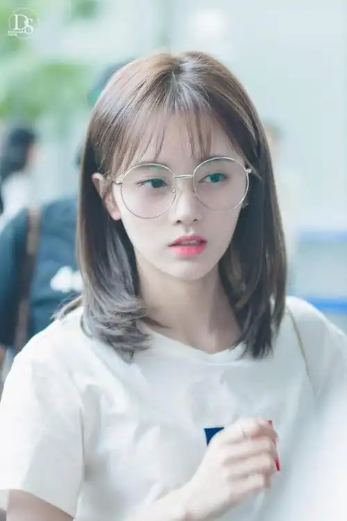戴眼镜的鞠婧祎这样的小鞠你绝对没有见过