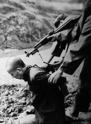 无法彻底避开射击区域的情况下,想要在被执行死刑时依靠蛇皮走位躲