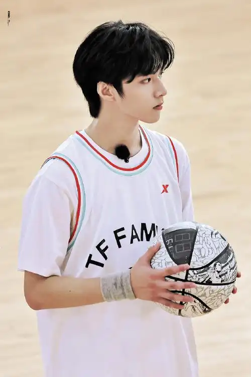 帅的学长打篮球呢好多人喜欢他,让我不敢给他送水@时代少年团-刘耀文