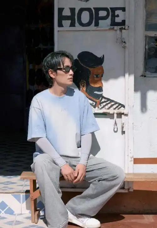 内娱戴眼镜最好看的明星##朱一龙