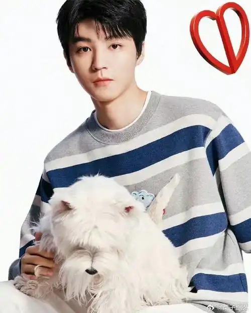 王俊凯红色棒球帽##王俊凯dior新图#王俊凯dior新图,好好看