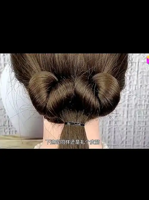 简单又好看的盘发来啦,手法简单大人小孩都可以扎,时尚又利落-度小视
