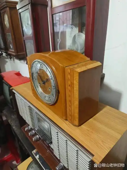 70年代上海钟表厂生产的555牌,元宝座钟,品相保的极好,正常使用,有