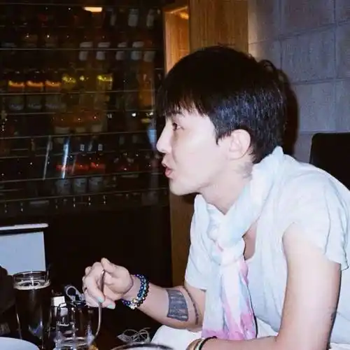 最新权志龙ins更新自拍