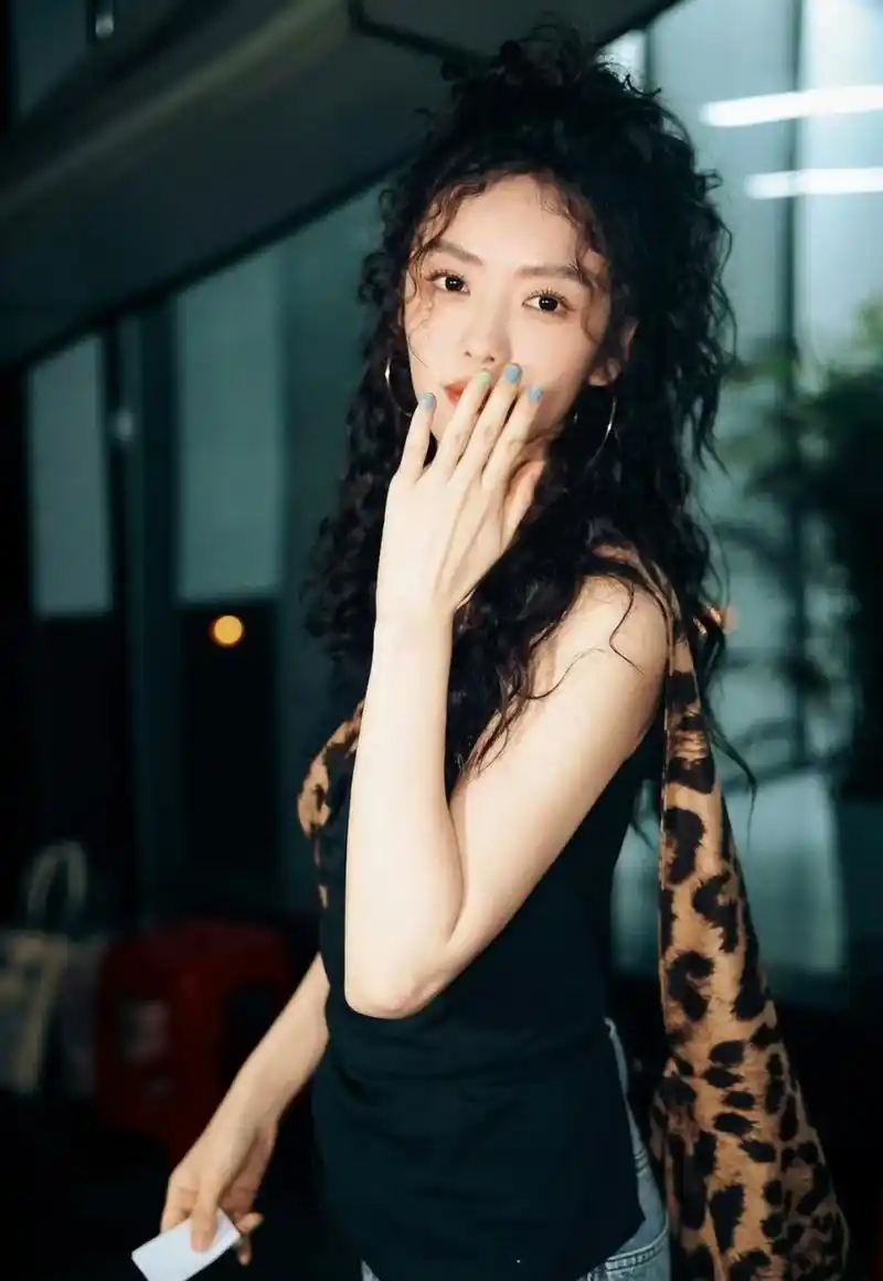 蔡文静换了个发型就像换了个人一样,之前一直习惯了看她黑长直的造型