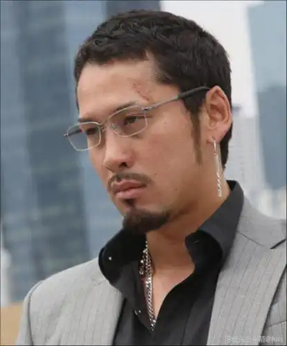 热血高校里的林田惠 变成了新宿天鹅里的猥琐大叔