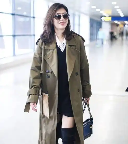 贾静雯低调走机场,穿格子大衣优雅又飒气,内搭横条纹毛衣真显胖_版型