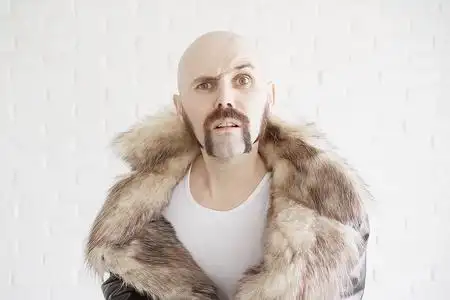 留着小胡子的光头男人照片