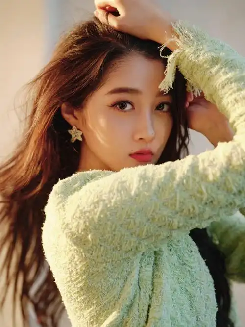 关晓彤新年焕彩穿搭