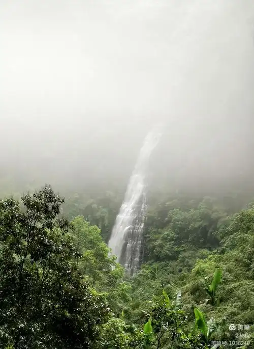 一泻千里波澜壮阔, 白练腾空裁云剪水, 银溪如丝水天