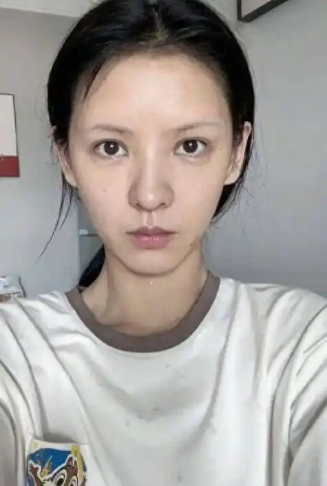 路人拍的张予曦上热搜,仰拍俯拍侧拍都扛住,努力扮丑自拍却美翻_镜头