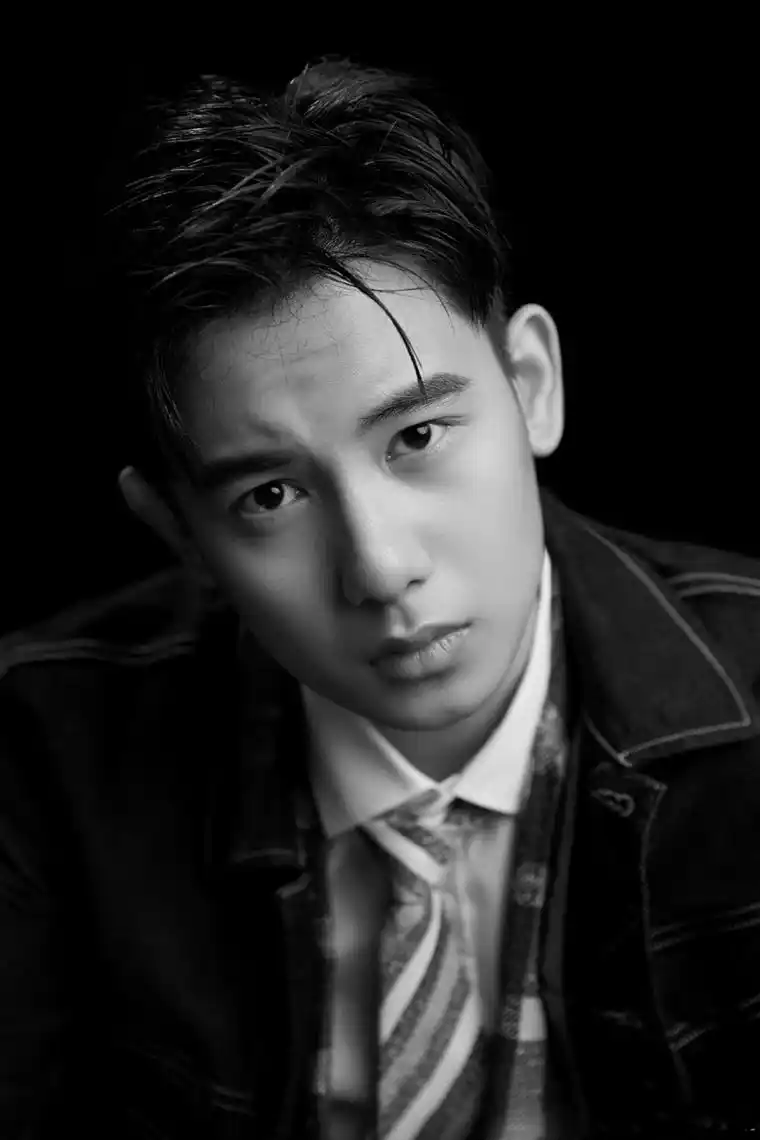 胡先煦俊朗帅气写真图片