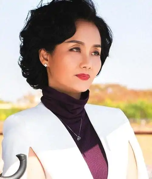 她曾是90年代最红挂历女郎,后改行做演员,如今50岁依然美丽!