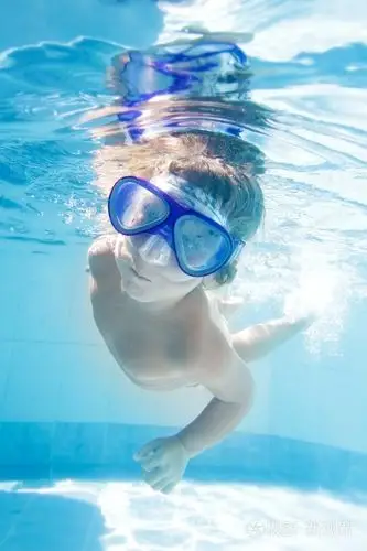 年轻的孩子在游泳池里游泳水下照片-正版商用图片07w1d0-摄图新视界