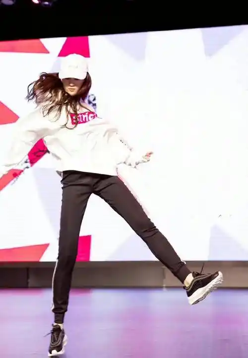 刘亦菲出席活动大秀舞艺,穿白色卫衣配休闲裤,随性舒适又好看_毛衣