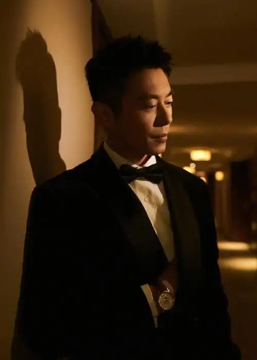 朱亚文身着brunellocucinelli西服套装帅气亮相长春电影节