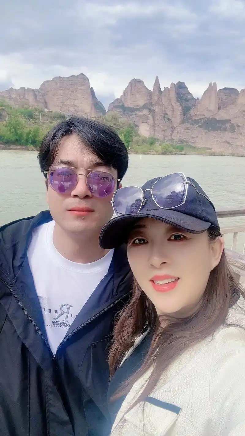 夫妻之间,贵在沟通.即使面对矛盾和分歧,只要坦诚相待,便能化解误会