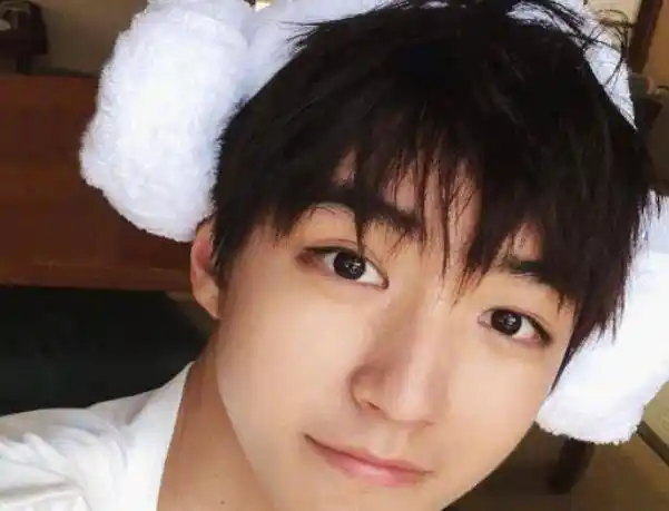 王俊凯泡温泉忘给脖子遮粉,画面放大上面痕迹亮了,孩子长大了_董子健