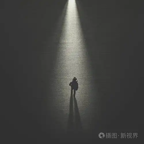 在灯光下的夜晚行走的人