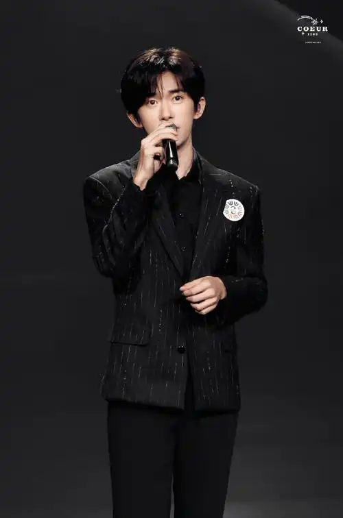 易烊千玺献唱不辞星海