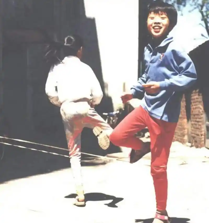 消失的童年游戏,80年代的孩子们玩小皮筋,充满欢声笑语.