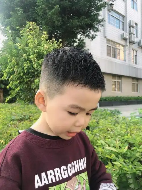 小男孩子打扮不仅要靠好看的衣服,穿时尚的鞋子,还要依靠发型的衬托.