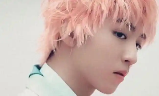 有种"大胆"叫20岁王俊凯,将头发染成粉红色,没想到帅出新高度