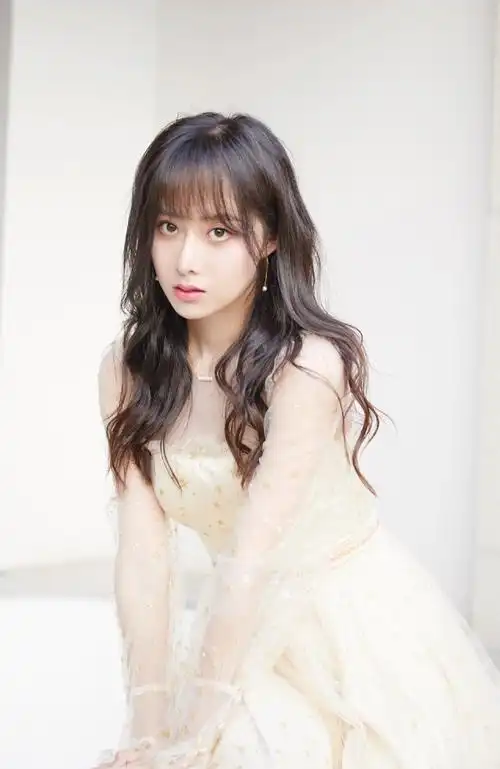 简介:曹曦月优雅甜美写真图片,分享一组曹曦月图片给大家,图中的明星