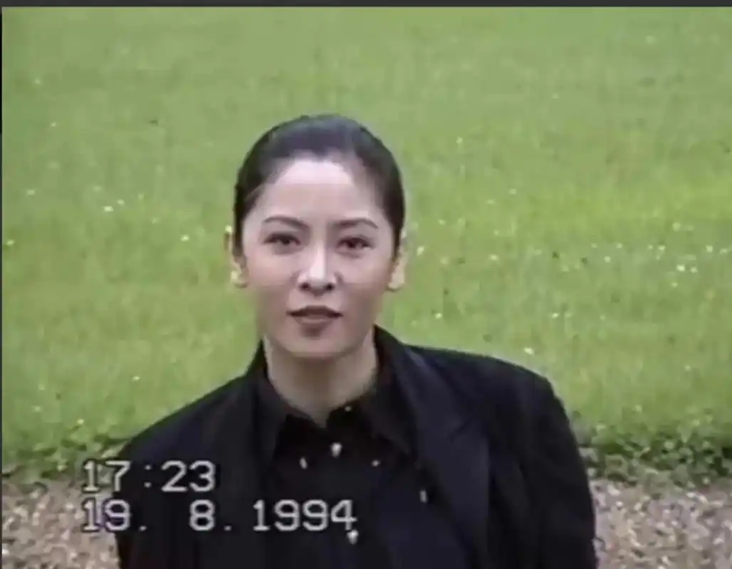 和当红女星同框都不输难怪向华强一见钟情 谁能想到这是向太年轻时的