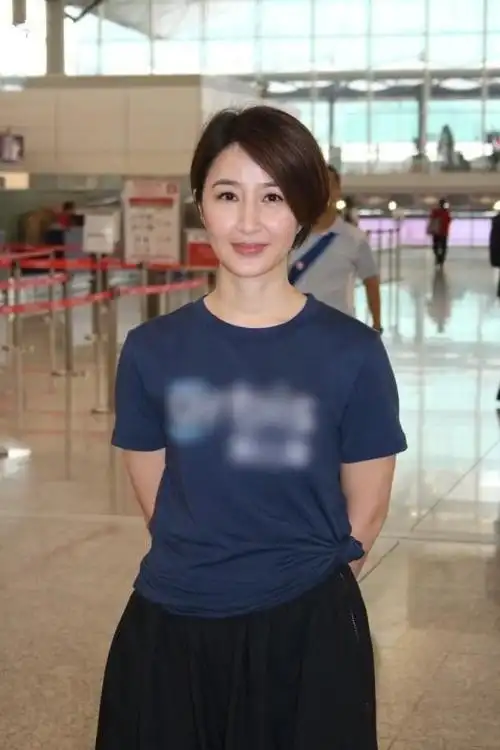 关咏荷晒生活照高贵的气质依旧不变把脸上的皱纹都比下去了