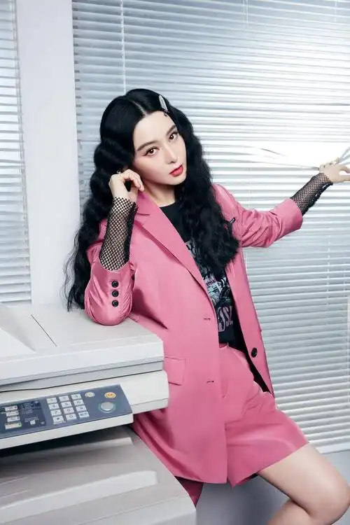 范冰冰拍代言写真捞金 亲身示范霸道总裁形象