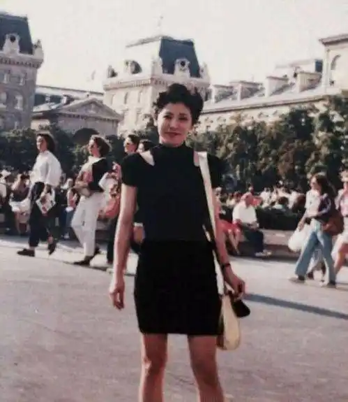 近日,有网友晒出一组向太tiffany陈岚年轻的照片,真没想到向太年轻