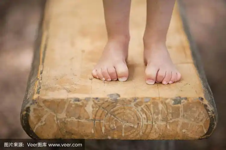 小女孩赤脚站着