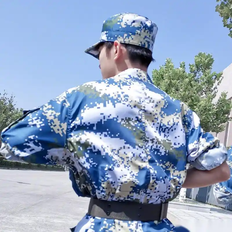 军训最近晒黑了,肉眼可见晒黑的易烊千玺熊猫手,粉丝此时:我们空调房