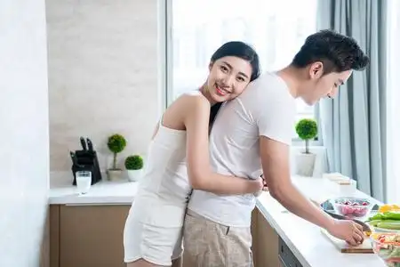 年轻情侣在厨房做饭照片