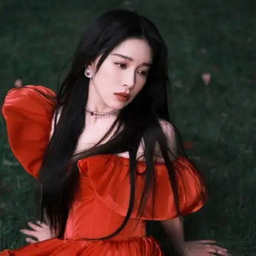 独自等待红衣伤感女生头像图片
