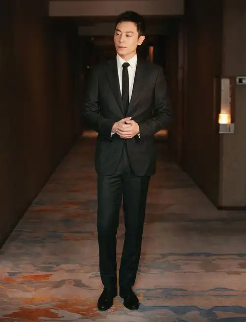 朱亚文文艺晚会深情朗诵致敬英雄 西装写真绅士有型展示成熟魅力