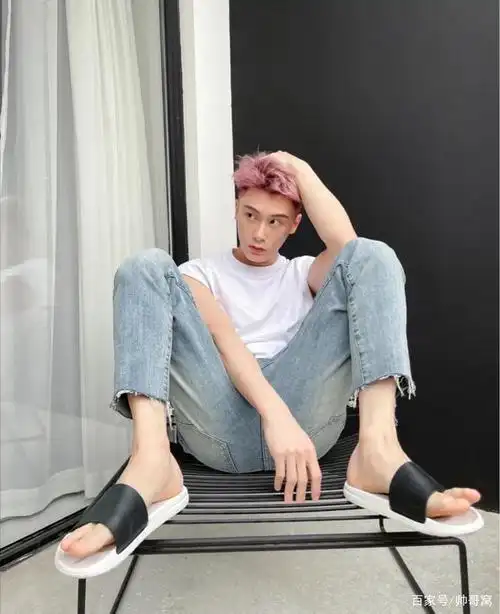 有气质的大长腿小哥哥,身高187,43码的大脚,网友:这能站稳吗