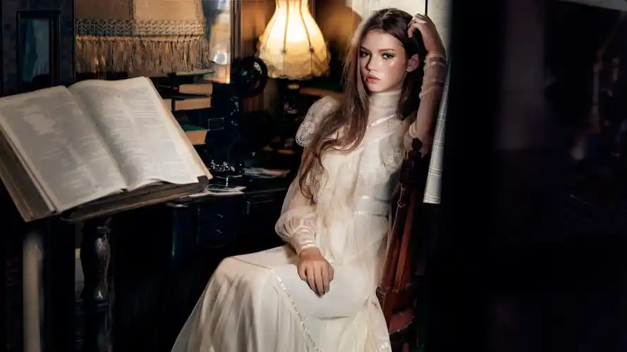 壁纸 美丽的女孩,白色裙子,书,灯