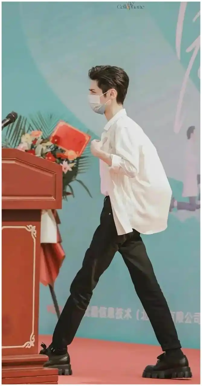 罗云熙的脚应该很难买到合尺寸的袜子吧