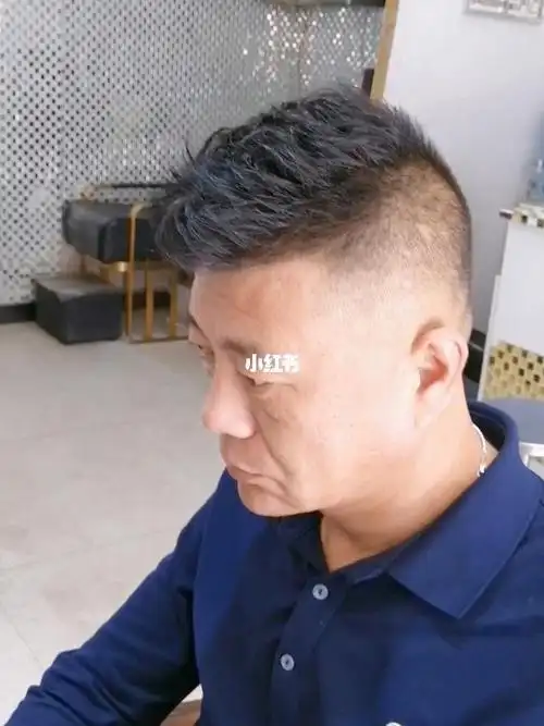 顾客头发4～6cm,想要留一个长一点的发型,头顶有点塌.