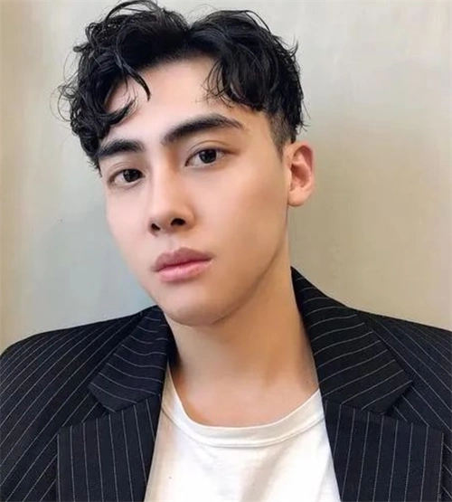 这款是卷度比较明显的纹理烫,以烫发的脉络间接达到修饰脸型,突显五官