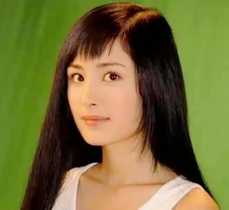 杨幂早年照,白背心依旧年轻!