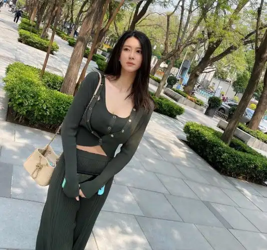 紧身上衣尽显好身材,颜值高依然单身_手机搜狐网