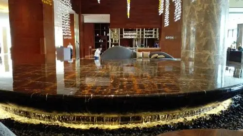 这是酒店大堂里的水景