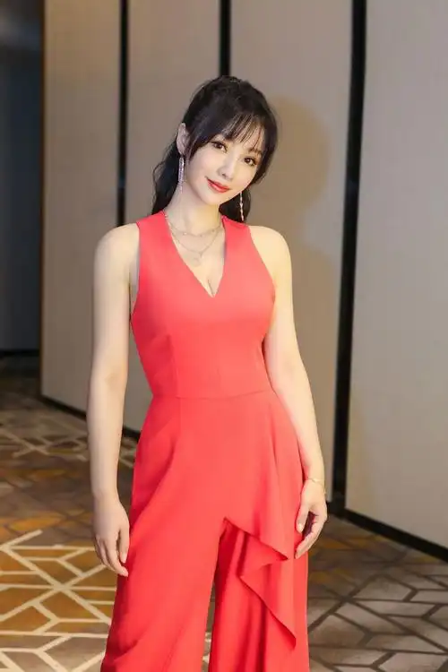 43岁柳岩瘦到脱相,事业线都消失了,让人看到了娱乐圈残酷的一面