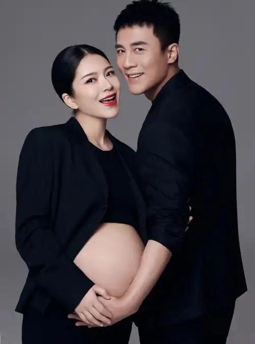 40岁杜淳晒与老婆王灿的孕肚合影,开心亲吻老婆孕肚,一脸幸福_照片