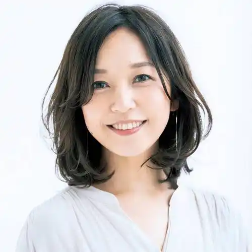 告别大妈感,45岁女性必备的10款"锁骨卷"发型:既时髦又气质